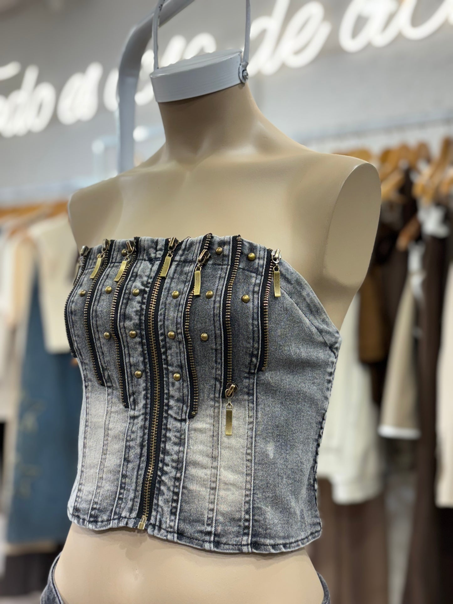 Top Strapless Gris con Cierres Decorativos | Starfish