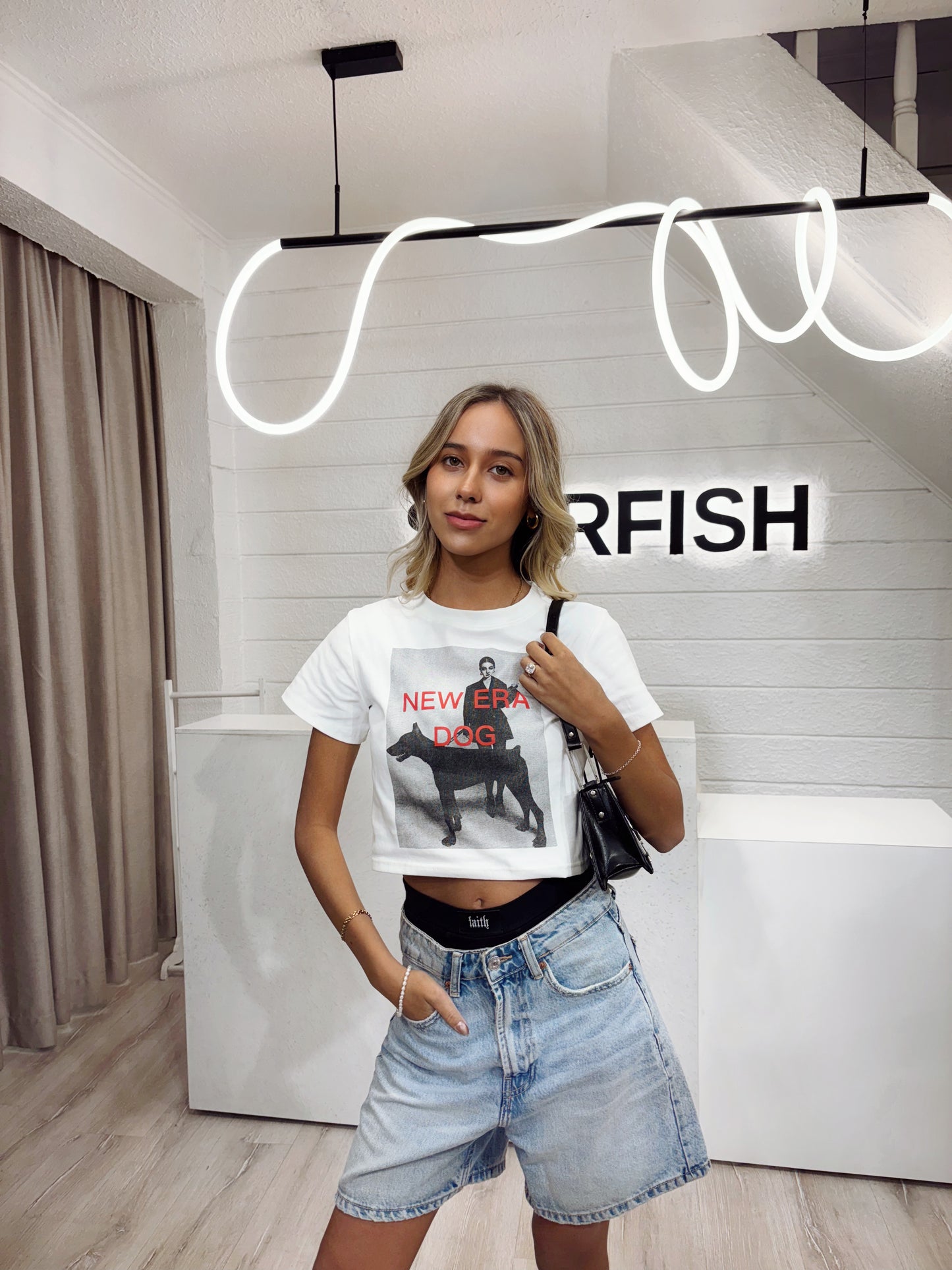 Baby Tee “New Era Dog” – Básico con Actitud | Starfish