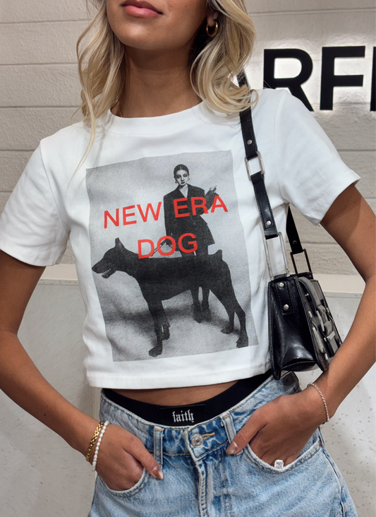 Baby Tee “New Era Dog” – Básico con Actitud | Starfish