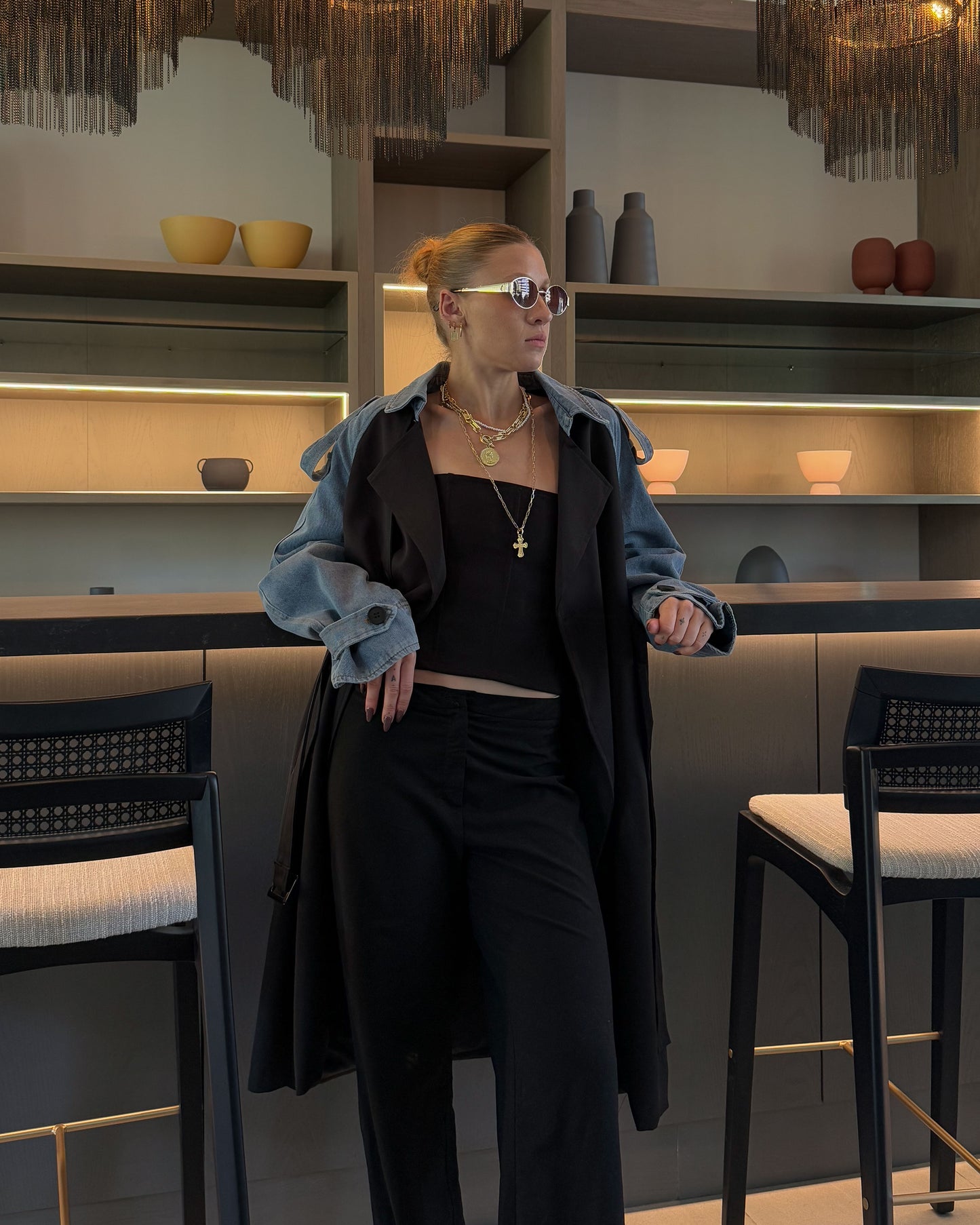 TRENCH NEGRO + DENIM