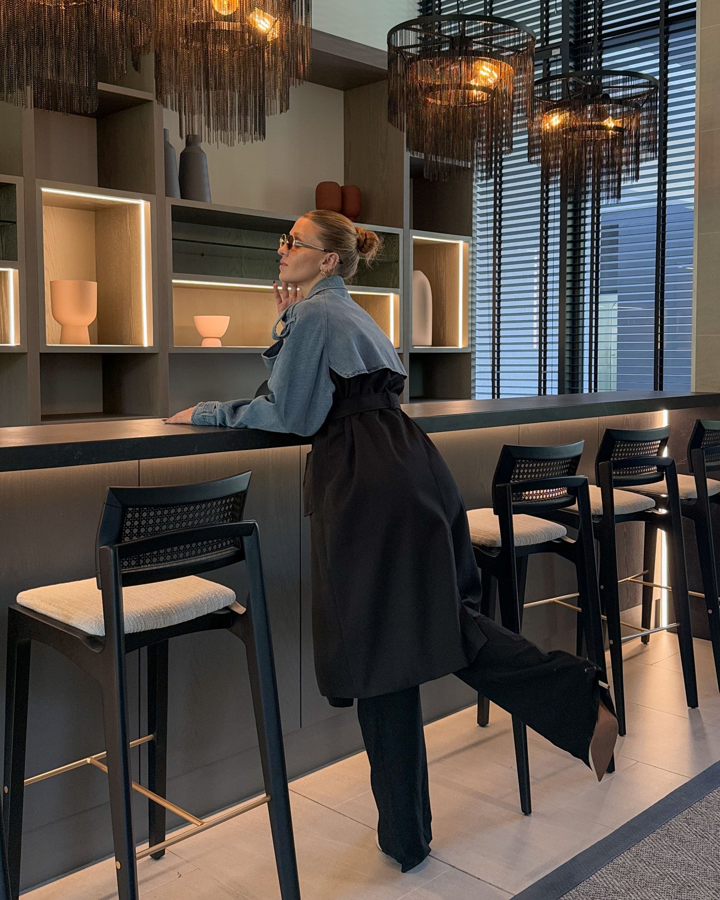 TRENCH NEGRO + DENIM