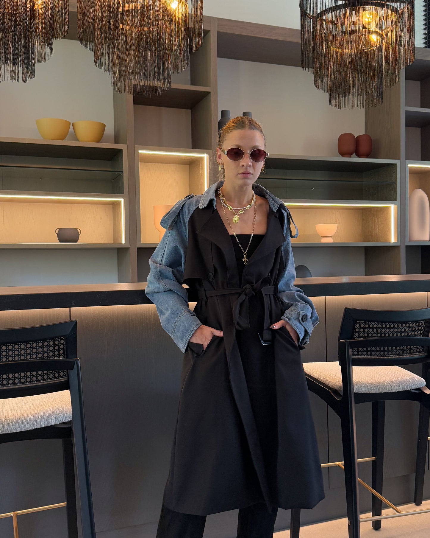 TRENCH NEGRO + DENIM